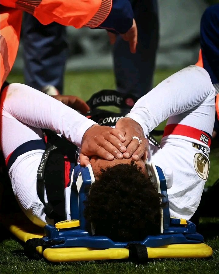 EILMELDUNG: Borussia-Dortmund-Star Karim Adeyemi erleidet verheerende, karrierebedrohende Verletzung nach dem Spiel – Verein und Fans unter Schock In einer schockierenden Wendung der Ereignisse hat sich Borussia Dortmunds pfeilschneller Flügelspieler Karim Adeyemi Berichten zufolge eine möglicherweise karrierebeendende Verletzung nach dem jüngsten Spiel zugezogen. Quellen aus dem Umfeld des Vereins berichten, dass der 23-Jährige während der Regeneration nach dem Spiel unter starken Schmerzen zusammengebrochen sei, was sofortige medizinische Hilfe erforderlich machte. Erste Untersuchungen deuten auf schwere Bänder- und Muskelschäden hin – seine Zukunft im Profifußball steht auf dem Spiel. Mannschaft und Fans sind erschüttert, Dortmund steht unter Schock.