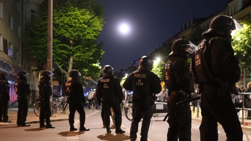 Schock und Angst in Köln: Tragödie erschüttert den Verein und seine Fans  Eine dunkle Wolke hängt über dem 1. FC Köln, während Gerüchte über eine tragische Wendung im Verein die Fußballwelt erschüttern. Was zunächst wie eine stille Besorgnis hinter verschlossenen Türen begann, hat sich zu einem Sturm aus Angst, Spekulationen und Trauer entwickelt, der die gesamte FC-Familie in Atem hält.