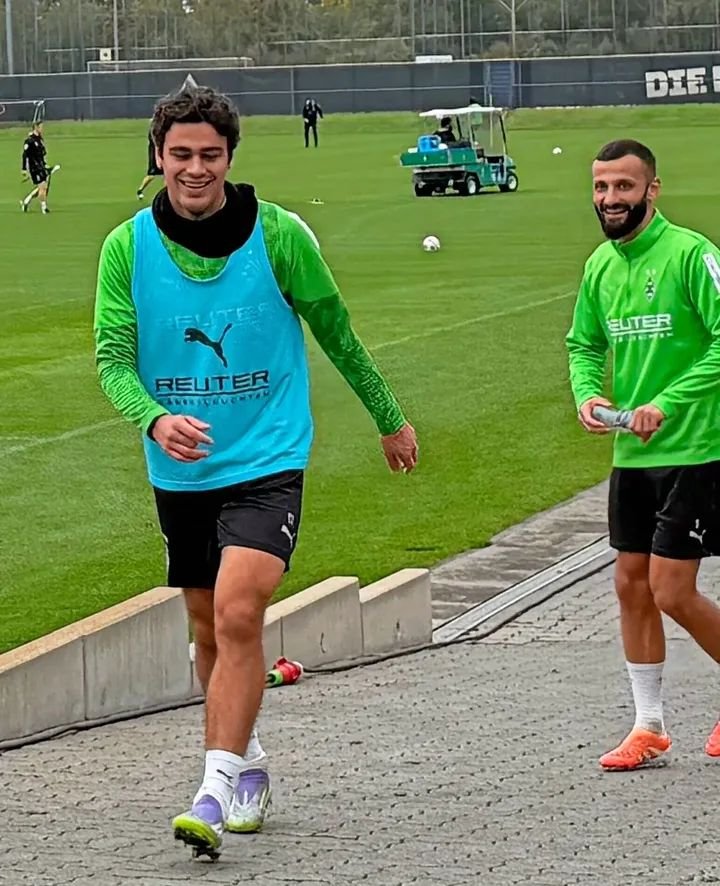 Ein Flüstern der Hoffnung hallt durch den Borussia-Park  Zwei vertraute Gesichter bringen neues Leben ins Training  Verletzungen verblassen – Optimismus kehrt nach Gladbach zurück  Franck Honorat sprintet mit beeindruckender Form zurück  Gio Reynas vorsichtige Rückkehr weckt Hoffnung für Berlin  Eugen Polanski liefert das Update, auf das Fans gewartet haben  Energie, Kreativität und Rhythmus fließen wieder ins Team  Die Fohlen finden ihr offensives Herz zurück  Fitness und Timing – Freitag könnte das große Comeback bringen  Gladbachs Geist erwacht – genau im richtigen Moment