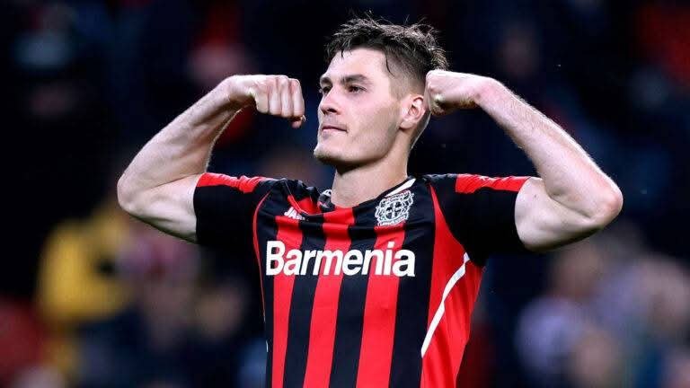 Die Entscheidung, die den europäischen Fußball erschütterte Ein Star, der „Nein“ zu Millionen und „Ja“ zur Treue sagte Patrik Schicks Wahl verändert, was moderner Fußball bedeutet In einer Ära des Luxus wählt er Vermächtnis statt Verlockung Bayer Leverkusens Held lehnt Angebote aus dem Ausland ab Klubs aus England und Saudi-Arabien fassungslos über Absage Xabi Alonso nennt es „die Definition wahrer Loyalität“ Fans jubeln: „Schick ist für immer einer von uns!“ Eine stille Geste, die lauter spricht als jede Transfersumme Leverkusens Nummer 14 schreibt sein eigenes Kapitel Fußballgeschichte