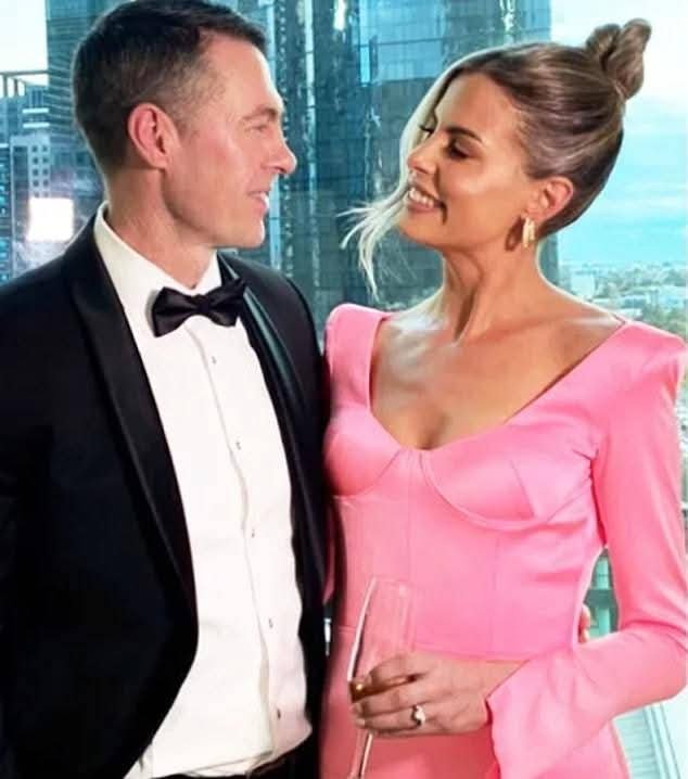 In a stunning twist that has left the AFL world buzzing, Collingwood’s premiership-winning coach Craig McRae has officially filed for divorce from his wife, Gabrielle McRae, citing “personal growth and changing life directions” as the reason behind the split.