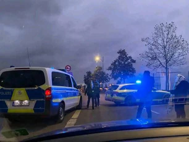 ๐ฅ Mitternachts-Drama in Mรถnchengladbach! Ein Borussia-Profi sorgt unfreiwillig fรผr Schlagzeilen โ die Polizei rรผckte mitten in der Nacht zu einem spektakulรคren Einsatz aus! ๐๐ฅ Augenzeugen berichten von Blaulicht, Sirenen und hektischem Treiben in der Nรคhe des Borussia-Parks. Noch ist unklar, was wirklich passiert ist โ doch die Gerรผchtekรผche brodelt! Ganz Gladbach fragt sich: Was geschah in dieser rรคtselhaften Nacht am……….
