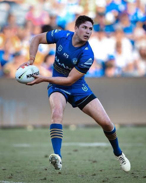 Breaking news: Parramatta Eels captain and halfback, Mitchell Moses, ๐ด๐ฉ๐ฐ๐ค๐ฌ๐ฆ๐ฅ ๐ต๐ฉ๐ฆ ๐ง๐ฐ๐ฐ๐ต๐บ ๐ธ๐ฐ๐ณ๐ญ๐ฅ ๐ธ๐ช๐ต๐ฉ ๐ข ๐ง๐ข๐ช๐ณ ๐ฅ๐ช๐ฏ๐ฌ๐ถ๐ฎ ๐ด๐ฆ๐ญ๐ง๐ญ๐ฆ๐ด๐ด ๐ฎ๐ฐ๐ท๐ฆ ๐ต๐ฉ๐ข๐ต ๐จ๐ฐ๐ฆ๐ด ๐ธ๐ข๐บ ๐ฃ๐ฆ๐บ๐ฐ๐ฏ๐ฅ ๐ต๐ฉ๐ฆ ๐จ๐ข๐ฎ๐ฆ. ๐๐ง๐ต๐ฆ๐ณ ๐ญ๐ฐ๐ค๐ฌ๐ช๐ฏ๐จ ๐ช๐ฏ ๐ฉ๐ช๐ด ๐ค๐ฐ๐ฏ๐ต๐ณ๐ข๐ค๐ต, Mitchell Moses ๐ฎ๐ข๐ฅ๐ฆ ๐ข ๐จ๐ถ๐ต๐ด๐บ ๐ข๐ฏ๐ฅ ๐ด๐ถ๐ฑ๐ฑ๐ฐ๐ณ๐ต๐ช๐ท๐ฆ ๐ค๐ข๐ญ๐ญ ๐ต๐ฐ ๐ฅ๐ฐ๐ฏ๐ข๐ต๐ฆ ๐ฉ๐ช๐ด ๐ธ๐ฉ๐ฐ๐ญ๐ฆ ๐ด๐ช๐จ๐ฏ๐ช๐ฏ๐จ ๐ฃ๐ฐ๐ฏ๐ถ๐ดโ๐ต๐ธ๐ฐ ๐ฎ๐ช๐ญ๐ญ๐ช๐ฐ๐ฏ ๐ฃ๐ถ๐ค๐ฌ๐ดโ๐ต๐ฐ ๐ฉ๐ฆ๐ญ๐ฑ ๐ต๐ข๐ค๐ฌ๐ญ๐ฆ ๐ฉ๐ฐ๐ฎ๐ฆ๐ญ๐ฆ๐ด๐ด๐ฏ๐ฆ๐ด๐ด ๐ณ๐ช๐จ๐ฉ๐ต ๐ฉ๐ฆ๐ณ๐ฆ ๐ช๐ฏ  Eels. ๐๐ฉ๐ช๐ด ๐จ๐ฆ๐ด๐ต๐ถ๐ณ๐ฆ ๐ช๐ด ๐ฃ๐ฆ๐ช๐ฏ๐จ ๐ฉ๐ข๐ช๐ญ๐ฆ๐ฅ ๐ข๐ด ๐ฐ๐ฏ๐ฆ ๐ฐ๐ง ๐ต๐ฉ๐ฆ ๐ฎ๐ฐ๐ด๐ต ๐จ๐ฆ๐ฏ๐ฆ๐ณ๐ฐ๐ถ๐ด ๐ข๐ค๐ต๐ด ๐ฆ๐ท๐ฆ๐ณ ๐ง๐ณ๐ฐ๐ฎ ๐ข ๐ฑ๐ณ๐ฐ ๐ข๐ต๐ฉ๐ญ๐ฆ๐ต๐ฆ ๐๐ฐ๐ธ๐ฏ ๐๐ฏ๐ฅ๐ฆ๐ณ ๐ข๐ฏ๐ฅ…