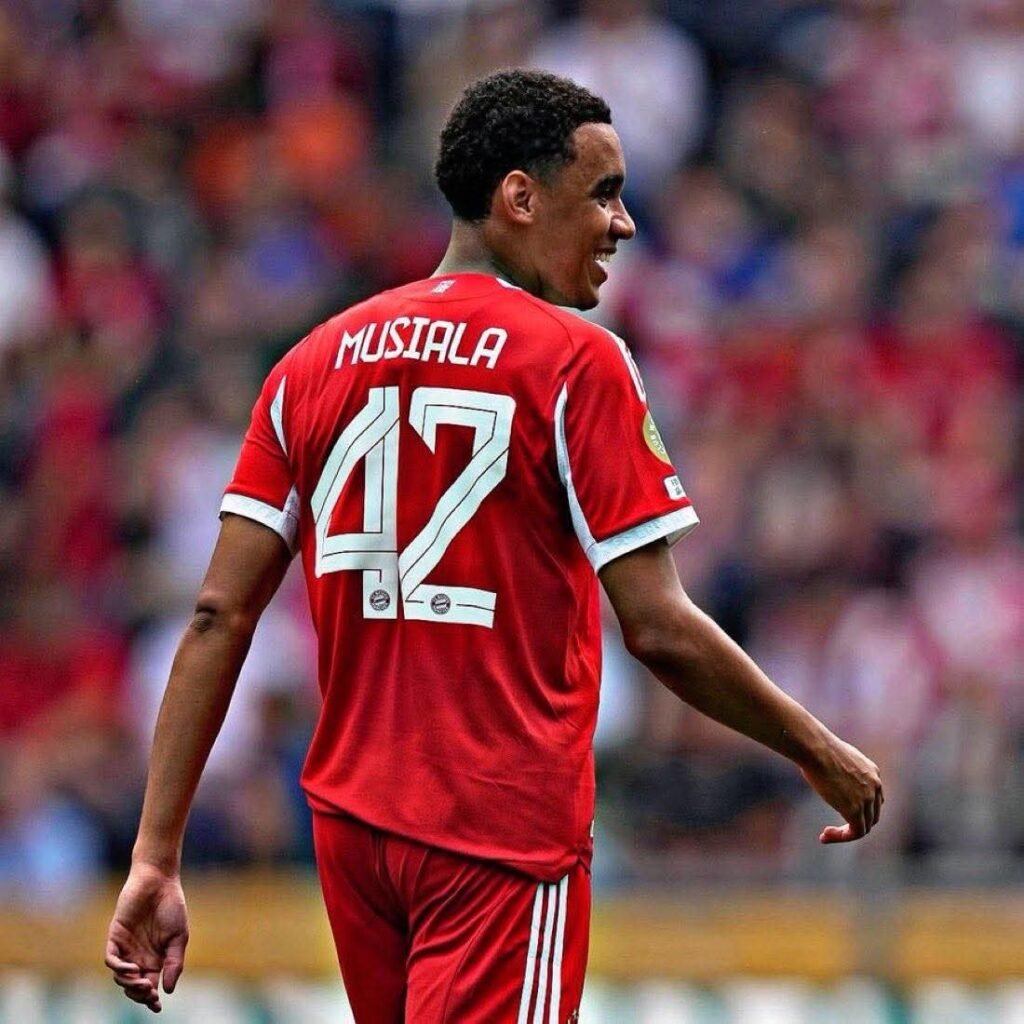 When Lennart Karl renewed his contract at FC Bayern, there was a special request that immediately drew attention – he wanted to take over the back number 42 of Jamal Musiala