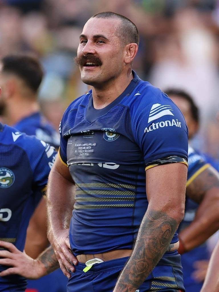Großartige Neuigkeiten für alle Fans der Parramatta Eels – der „Magic Man“ Reagan Campbell-Gillard ist endlich zurück! Nach seiner langen Pause steht der kraftvolle Prop Forward wieder auf dem Feld und wirkt stärker als je zuvor. Mit seiner typischen Aggressivität, physischen Präsenz und Führungsqualität soll er der Eels-Frontreihe neuen Schwung verleihen. Campbell-Gillard könnte in dieser Saison zu einer noch größeren Schlüsselfigur werden und den Eels den entscheidenden Schub im Rennen um den NRL-Titel geben.