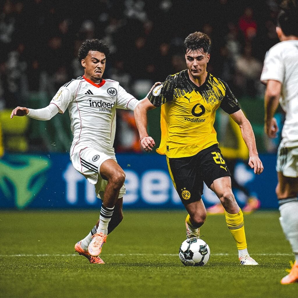 41’ | Leichtes Übergewicht im Ballbesitz, aber noch kein Torschuss von uns. Frankfurt hat Kobel bereits zu einigen Paraden gezwungen, doch seit dem Treffer hat keine Mannschaft eine klare Torchance herausgespielt.  #SGEBVB 1:0