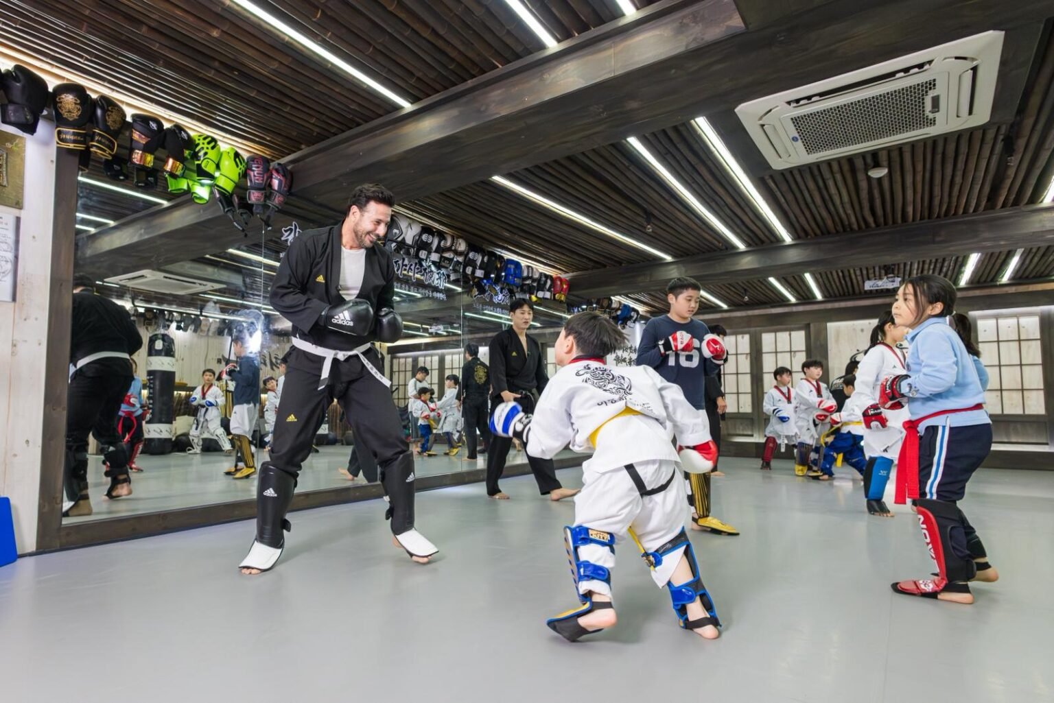 Besondere Momente in Seoul! 🇰🇷 🤝 🥋 Klublegende Claudio Pizarro nahm an einer Partnerveranstaltung zur Eröffnung des FC-Bayern-Büros in Seoul teil und machte sogar eine Taekwondo-Session mit lokalen Kindern mit. Nächster Halt: Chengdu!