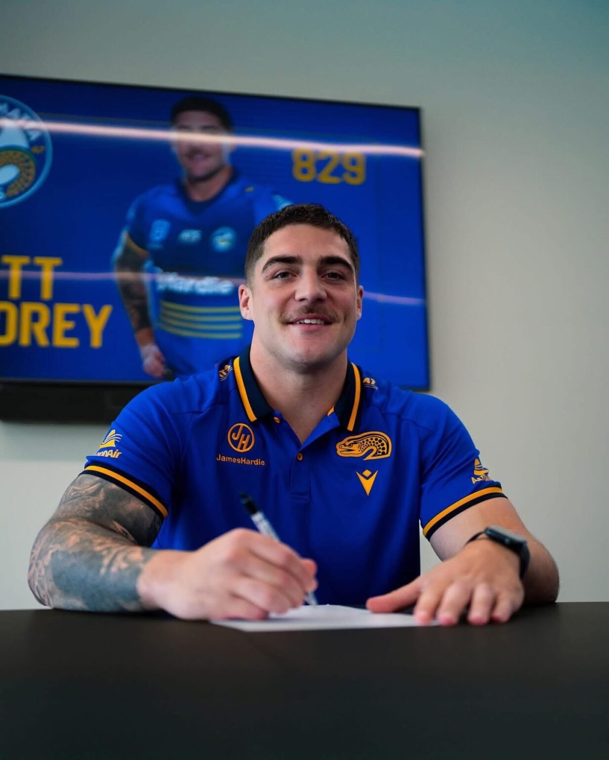 MATT DOOREY VERLÄNGERT BIS ENDE 2027 Nach Spekulationen, dass Eels-Forward Matt Doorey den Verein verlassen wolle, haben die Eels und Doorey nun für weitere zwei Jahre in Blau und Gold unterschrieben. Ein großartiger Typ und noch besserer Spieler! #eels4life💙💛