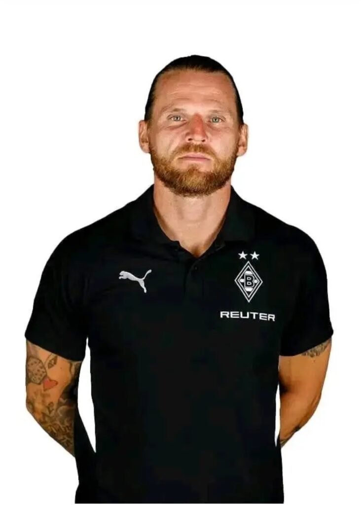 🚨💚 Riesiger Respekt für Eugen Polanski! Der Trainer von Borussia Mönchengladbach setzt ein starkes Zeichen und halbiert die Ticketpreise um 50 %, um echten Fußball für alle zugänglich zu machen. Ein klares Statement gegen Kommerz und für Leidenschaft, Fankultur und soziale Verantwortung. Polanski zeigt, dass Fußball mehr ist als nur ein Geschäft …