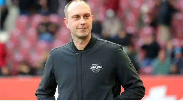 Leipzig-Trainer Ole Werner blickt mit Respekt auf das bevorstehende Duell gegen den VfB Stuttgart. Der Coach erwartet eine enge Partie und warnt sein Team davor, den Gegner zu unterschätzen. „Ich erwarte ein Spiel auf Augenhöhe“, betonte Werner im Vorfeld der Begegnung. Beide Mannschaften befinden sich in starker Form, was für ein intensives und temporeiches Bundesliga-Duell spricht. Leipzig will den Heimvorteil nutzen, während Stuttgart auf seine Auswärtsstärke setzt.