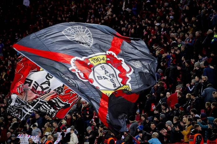 BAYER 04 LEVERKUSEN  Leverkusen-Legende verkündet Rücktritt und beendet eine goldene Ära  Leverkusen ist erschüttert und in Trauer, da einer seiner bekanntesten und geschätztesten Spieler angekündigt hat, dass er am Ende dieser Saison seine Karriere beenden wird. Der Veteran, der seit Jahren das Herz von Bayer 04 ist, gab die Nachricht nach dem Training bekannt und ließ sowohl seine Mitspieler als auch die Fans fassungslos zurück.