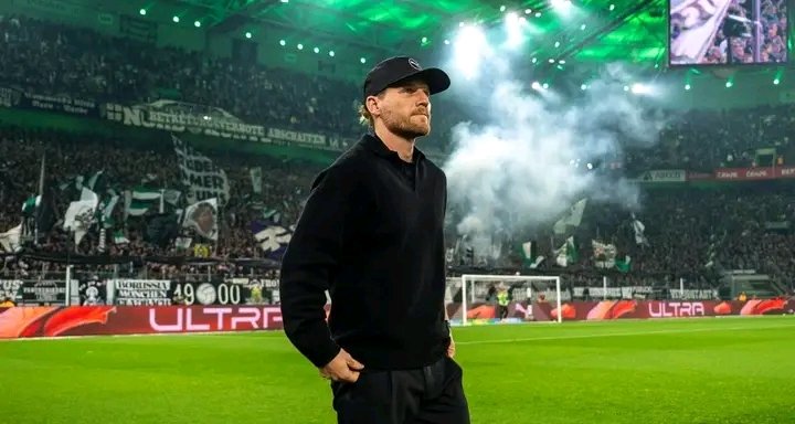 Eugen #Polanski wird aller Vorraussicht nach noch in der Länderspielpause zum Cheftrainer unserer #Borussia befördert und einen neuen Vertrag unterschreiben ! Laut der Rheinische Post ist das ganze beschlossene Sache und auch Polanski selbst hat das Vorhaben heute bestätigt. Am Rande des Trainings äußerte er selbst, dass sich sein Berater aktuell bereits in Verhandlungen mit Sportchef Rouven #Schröder über einen neuen Vertrag befindet. Wie genau der Vertrag aussehen wird ist allerdings noch nicht final geklärt. Die BILD Sport berichtete zuletzt von einem 2-Jahres-Vertrag bis 2028 mit festgeschriebenen Szenarien im Erfolgs- und Misserfolgsfall. Nach den Erfahrungen mit den letzten Trainern will man nicht wieder die Fehler mit einem längerfristigen Vertrag wiederholen. Diese Details sind vor der Unterschrift noch zu klären. 🖤🤍💚🐎 📷 picture alliance/dpa