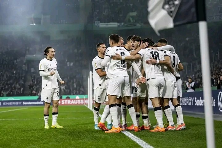 Von historisch schlecht zu fast schon historisch gut ?! Während der kompletten Sommerzeit gelang es unserer #Borussia in der Liga keinen Sieg einzufahren. 15 Spiele blieb man am Stück sieglos – historischer Vereinsnegativrekord ! Auch wettbewerbsübergreifend gelang in dieser Zeit bloß ein einzigier Sieg. In der ersten Pokalrunde setzte man sich mit Krampf gegen 5. Ligist Atlas Delmenhorst durch. Dann kam Eugen #Polanski. Unter ihm gewannen wir zuletzt 3 Spiele in Folge. 3:1 im Pokal gegen Karlsruhe, 0:4 auf St. Pauli und zuletzt 3:1 im Derby gegen den FC ! Auch das hat man längere Zeit nicht mehr bestaunen dürfen am Niederrhein. Das letzte mal, dass unsere Fohlen 3 Siege in Folge feiern konnten, war im Herbst 2020. Damals mit 2:3 in Mainz, gefolgt von einem 1:0 Heimsieg gegen Leipzig und einem furiosen 6:0 Auswärtssieg in Donezk in der Champions League ! Über 5 Jahre mussten wir also auf diese kleine Erfolgsserie warten und gegen Heidenheim geht sie hoffentlich noch weiter. 🖤🤍💚🐎