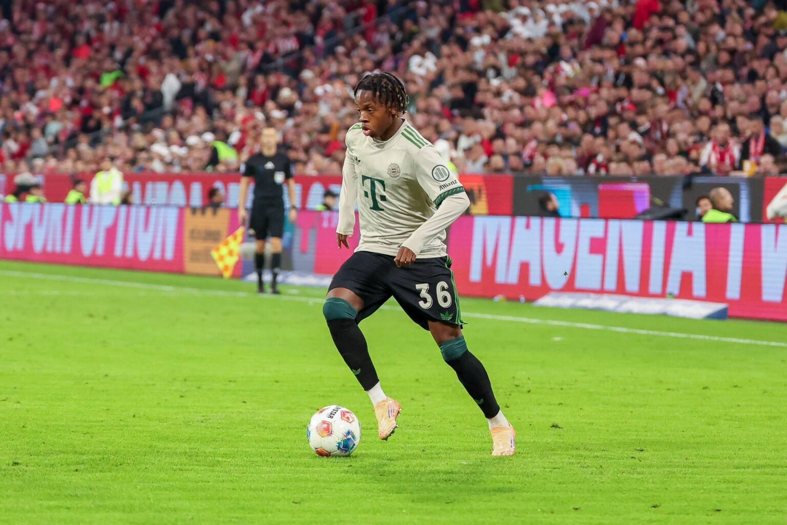 Wisdom-Mike hat einen Vertrag bei FC Bayern bis 2029 unterschrieben.