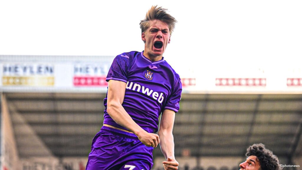 Der FC Bayern erkundet einen Deal, um den Anderlecht-Mittelfeldspieler Nathan De Cat (17) zu verpflichten. Mehrere Top-Klubs drängen darauf, den Spieler zu verpflichten.