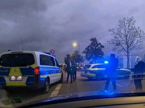 In der Nacht in Mönchengladbach kam es zu einem dramatischen Einsatz, der mitten in der Dunkelheit für große Aufmerksamkeit sorgte. Laut offiziellen Meldungen der Polizei Mönchengladbach wurde eine Ehefrau schwer verletzt aufgefunden –