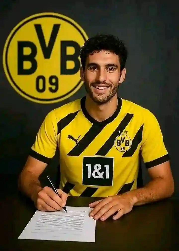 TRANSFER-BEBEN! Borussia Dortmund schockt die Fußballwelt und landet einen absoluten Jahrhundert-Coup: Alejandro “El Fénix” Ramírez, das 22-jährige spanische Wunderkind und Europas heißestes Versprechen, unterschreibt beim BVB! Mit seiner Magie am Ball, explosiven Dribblings und eiskalten Abschlüssen gilt er als zukünftiger Weltstar – jetzt trägt er Schwarz und Gelb! ⚫ Dortmund setzt ein Zeichen an ganz Europa: Hier werden Talente nicht nur gefördert – hier werden Legenden geboren! Möchten Sie, dass ich diesen Text in einem bestimmter