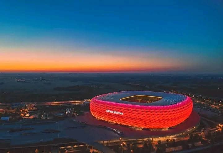 FC Bayern setzt ein starkes Zeichen für die Zukunft: 680 Millionen Dollar fließen in die Modernisierung der Allianz Arena. Mehr Kapazität, High-Tech-Komfort, nachhaltige Energie-Lösungen und ein Stadionerlebnis auf Weltklasse-Niveau. Bis 2028 entsteht eine Arena, die Standards neu…. Alle Details finden Sie hier