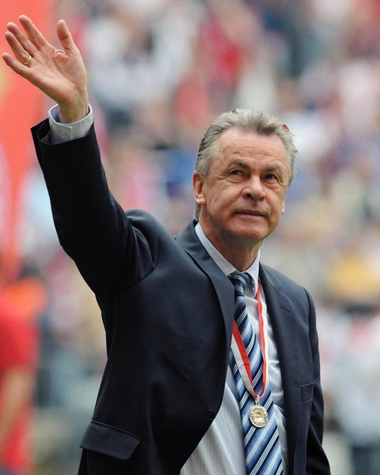 Ehre für ehemaligen Bayern-Trainer: Ottmar Hitzfeld in die Hall of Fame des deutschen Fußballs aufgenommen Hitzfeld führte den FC Bayern zu zahlreichen Titeln, darunter fünf Deutsche Meisterschaften, drei DFB-Pokalsiege und vor allem den Triumph in der Champions League 2001. Mit seiner Aufnahme in die Hall of Fame des deutschen Fußballs wird seine außergewöhnliche Trainerkarriere gewürdigt. Herzlichen Glückwunsch!