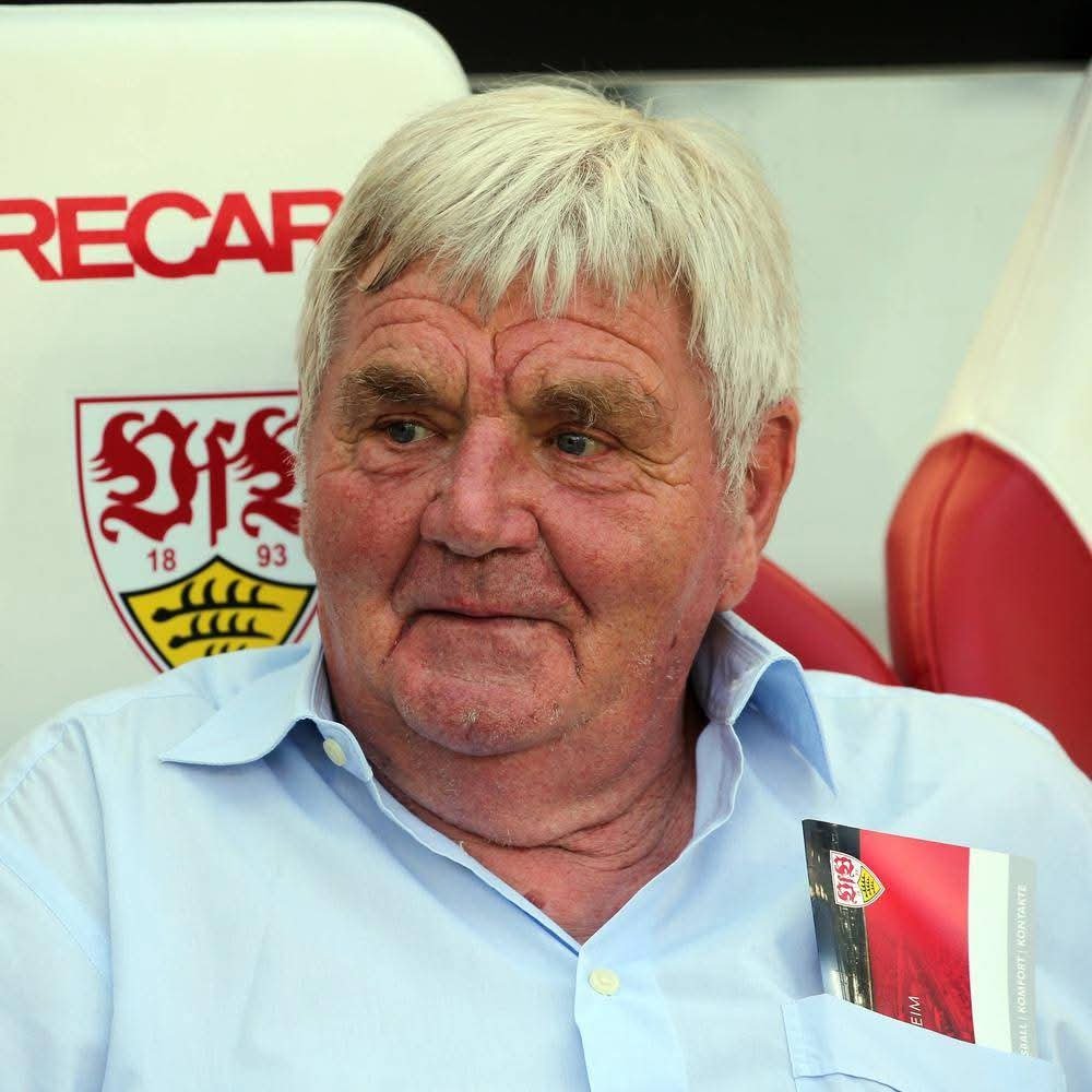 EILMELDUNG: VFB STUTTGART IN TRAUER – EINE LEGENDE IST VON UNS GEGANGEN! 🕊️ Tiefe Trauer erfasst Stuttgart, als der Verein einem seiner größten Helden Lebewohl sagen muss. Ein ehemaliger VfB-Spieler – ein Mann, der Herz, Schweiß und Seele für dieses Wappen gab – ist verstorben. Fans sind erschüttert, die Stadt liegt im Schatten der Trauer. Sein Vermächtnis wird für immer in der Mercedes-Benz Arena weiterleben. Möge Gott ihm in seiner unendlichen Barmherzigkeit ewige Ruhe schenken. 🙏⚽️