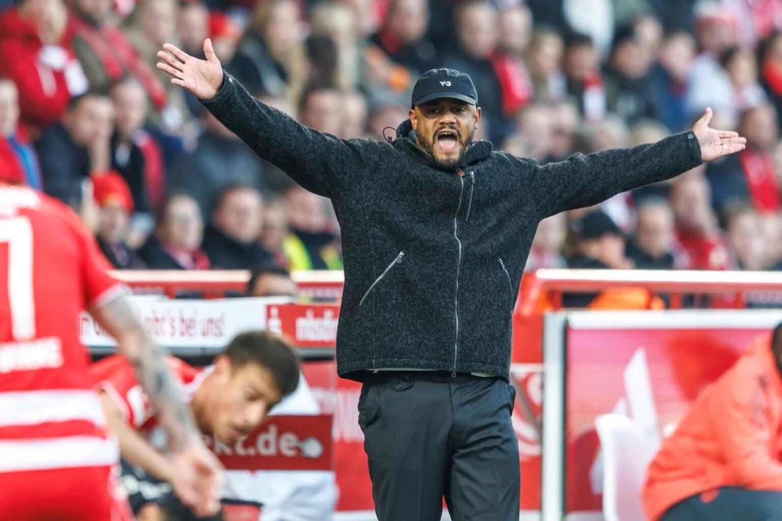 🇩🇪 ALTE FÖRSTEREI IN FLAMMEN! 💥 Union Berlin liefert dem FC Bayern ein episches Duell: Danilho Doekhi trifft doppelt, Fans toben, die Stimmung kocht – doch in der 94. Minute schlägt Harry Kane zurück! 2:2 gegen den Rekordmeister, 16-Siege-Serie beendet, Emotionen pur. Leidenschaft, Kampfgeist und Tränen auf dem Rasen: Berlin erlebt Fußball wie ein Drama, ein Theater des Herzens, das zeigt, warum dieser Sport so unvergesslich ist. ❤️⚽🔥