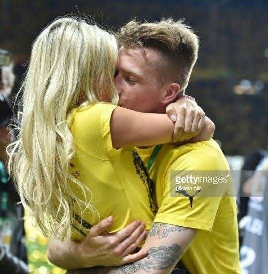 In einer dramatischen Wendung, die sowohl die Fußball- als auch die Musikwelt erschüttert hat, sollen Karim Adeyemi und seine Ehefrau Loredana Zefi sich heute wegen eines kleinen Missverständnisses scheiden lassen…