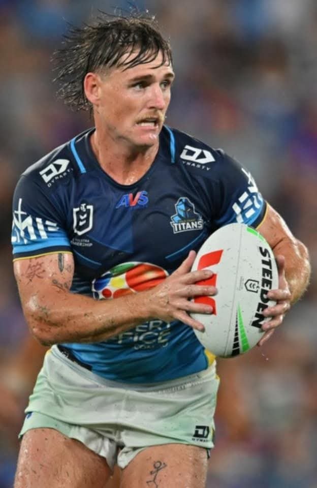 Eine Sensation erschüttert den Rugby-Footy: Ein Superstar hat ein Angebot über 8,7 Millionen Dollar ausgeschlagen, seine Zusage an die Gold Coast Titans zurückgezogen und sich überraschend für die Parramatta Eels entschieden – und damit sowohl die Canberra Raiders als auch die Melbourne Storm ausgestochen. Der spektakuläre Wechsel sorgt in der Liga für großes Aufsehen und wirft Fragen über die Zukunft anderer Topspieler und den wachsenden Konkurrenzkampf zwischen den Clubs auf, in der kommenden Saison sowie darüber hinaus, für alle Beteiligten.