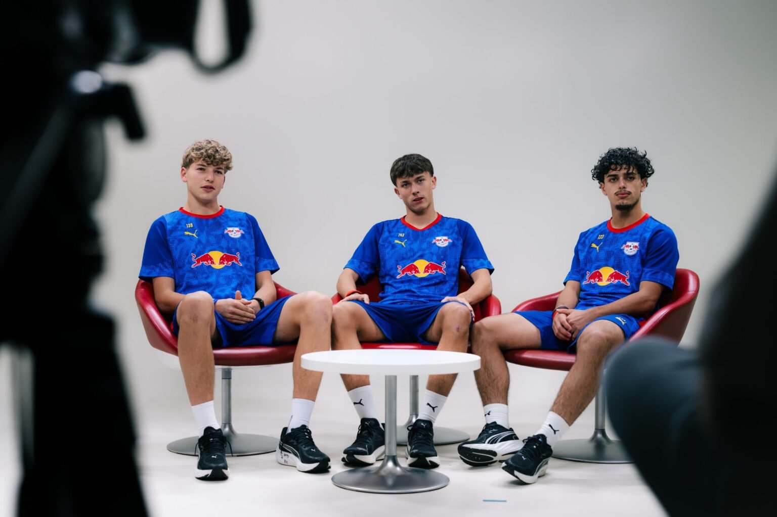 On the trail of Assan Ouédraogo! 🌍🏆 Benno Kaltefleiter, Toni Langsteiner, and Abdulbaki Al Khalaf are taking part in the U17 World Cup in Qatar with the German national team! 🤩🙌 🚨 First match today: 🇩🇪 Germany vs. 🇨🇴 Colombia (3:45 p.m.) 🗞️ We spoke with the three young Bulls before their departure. ⤵️ https://rbl.team/u17-wm-drei-rbl-talente