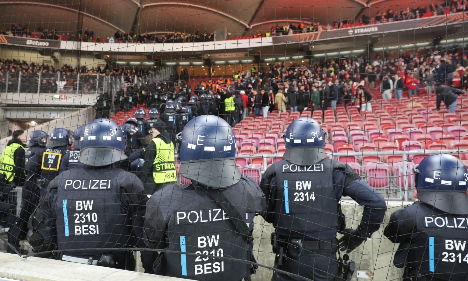 🚨 Unruhe im Gästeblock: VfB Stuttgart und Feyenoord Rotterdam äußern sich zu den Vorfällen