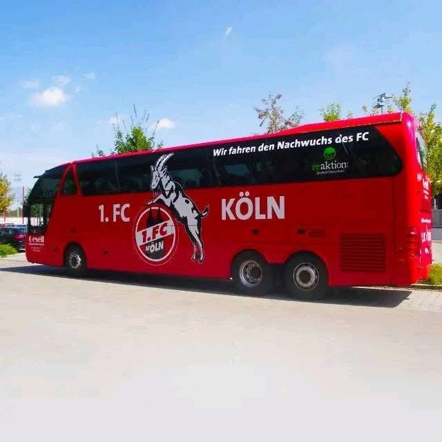 🚨 Riesengeste von Wolfgang Overath! 🚨 Die unsterbliche Vereinslegende des 1. FC Köln sorgt für einen echten Gänsehautmoment: Er schenkt seinem geliebten Effzeh zwei brandneue, komplett ausgestattete Luxusbusse! Doch diese Fahrzeuge sind weit mehr als nur ein Transportmittel – sie stehen als kraftvolles Symbol für Dankbarkeit, tiefe Verbundenheit, ewige Treue und eine leuchtende Zukunft. Spieler, Fans und Vereinsverantwortliche zeigen sich überwältigt von dieser außergewöhnlichen Überraschung, die den Klub emotional berührt und einmal mehr zusammenschweißt. ❤️🤍