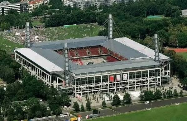 Ein Blitzschlag hat den deutschen Fußball getroffen – und er kommt direkt aus Köln! Der 1. FC Köln hat offiziell ein ehrgeiziges Erweiterungsprojekt vorgestellt, das das ikonische RheinEnergieSTADION in eine wahre Kathedrale des Fußballs verwandeln soll…