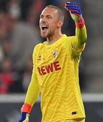 🚨💥 BUNDESLIGA-SENSATION! 💥🚨 Marwin Schwäbe, Stammtorhüter des 1. FC Köln, sorgt für eine unglaubliche Überraschung im deutschen Fußball! Statt das Mega-Angebot von Bayer Leverkusen anzunehmen, bleibt er treu bei seinem Klub und verlängert bis 2030. In Zeiten von Millionen-Transfers setzt Schwäbe auf Loyalität statt Geld. Mit dieser Entscheidung schreibt er Vereinsgeschichte, begeistert die Fans und schockiert die Konkurrenz. Ein Statement, das zeigt: Köln bleibt stark – mit Herz, Mut und Leidenschaft!