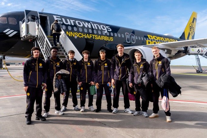 Unsere U19 des BVB ist auf dem Weg nach Manchester – bereit und voller Vorfreude auf die nächste Herausforderung! ✈️ Die Jungs haben hart trainiert, großen Teamgeist gezeigt und sind fest entschlossen, auf englischem Boden ihre beste Leistung zu bringen. Jede Reise ist ein weiterer Schritt in ihrer Entwicklung, und dieses Spiel ist eine großartige Gelegenheit, sich mit internationaler Top-Konkurrenz zu messen. 💛🖤 #BVBU19 #BorussiaDortmund #YoungGuns #AwayDays