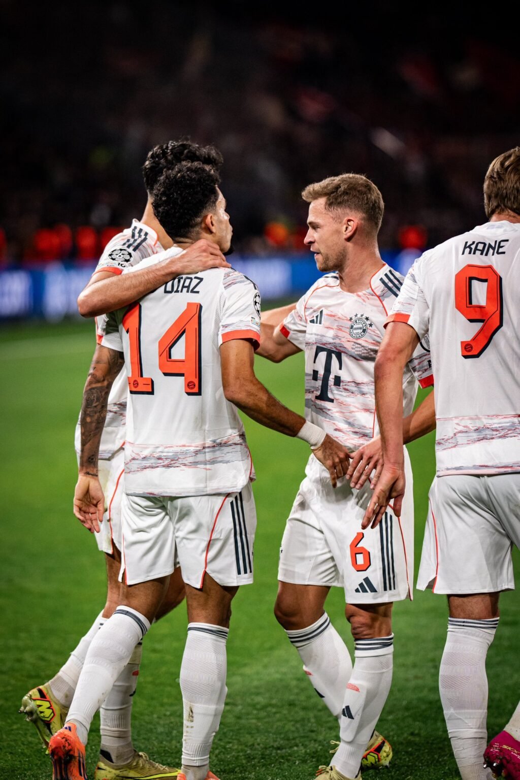 So viel Liebe für dieses Team! ❤️ Die Zuneigung zu diesem Team ist überwältigend! Fans auf der ganzen Welt zeigen ihre unerschütterliche Unterstützung, Bewunderung und Leidenschaft für jeden Spieler im Kader. Ob beim Anfeuern auf den Tribünen oder durch herzliche Nachrichten online – die Hingabe ist deutlich spürbar.