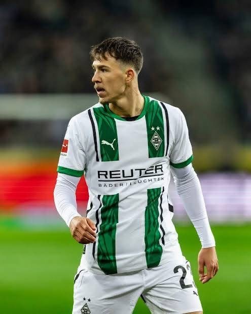 Borussia Mönchengladbach hat offiziell die Verpflichtung eines hochveranlagten jungen Spielers vom dänischen Klub Vejle BK bekannt gegeben und ihn mit einem langfristigen Fünfjahresvertrag ausgestattet. Der Bundesligist beschreibt den Neuzugang als ein spannendes Talent mit großem Entwicklungspotenzial auf mehreren Positionen. Dieser Transfer spiegelt das anhaltende Bestreben des Vereins wider, den Kader mit vielversprechenden jungen Spielern zu verstärken und sich für kommende Herausforderungen zu rüsten.