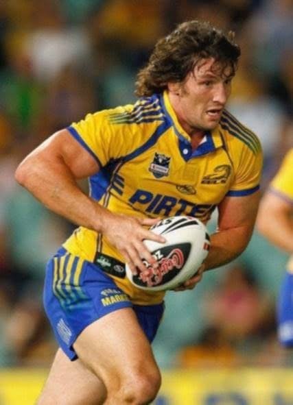 EELS-HOHEIT: Rugby-League-Ikone und langjähriger Parramatta-Legendenspieler Nathan Hindmarsh ist offiziell zum neuen Sportdirektor des Clubs ernannt worden – ein bedeutender Moment für die Organisation, die damit eine ihrer angesehensten Vereinslegenden in eine zentrale Führungsrolle beruft, um die zukünftige sportliche Ausrichtung zu gestalten und die Wettbewerbsfähigkeit des Teams weiter zu stärken.