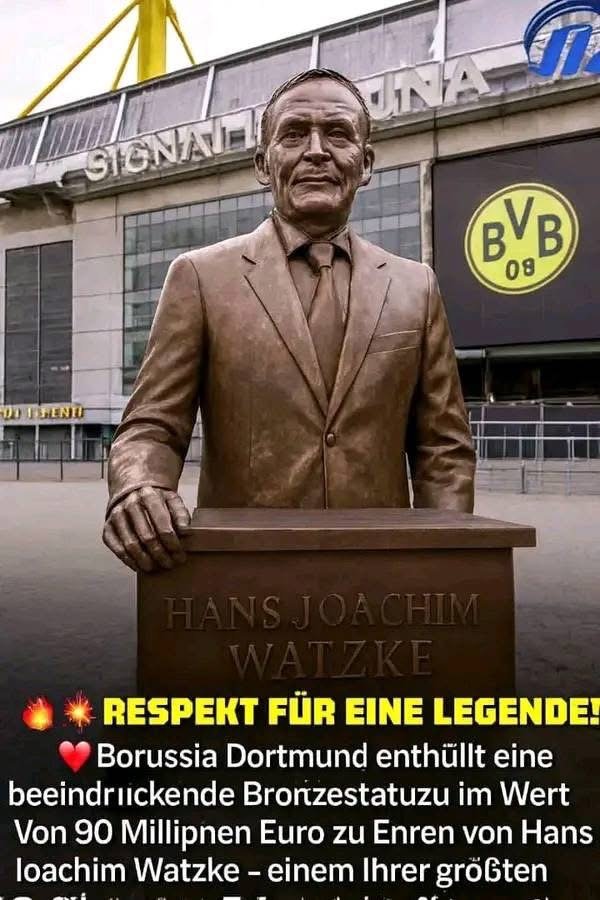 Borussia Dortmund hat einen historischen Moment gefeiert, indem der Verein eine außergewöhnliche Bronzestatue im Wert von 90 Millionen enthüllt hat, die zu Ehren des langjährigen Geschäftsführers Hans-Joachim Watzke geschaffen wurde. Der Klub präsentierte das monumentale Kunstwerk als Würdigung seines… 👇🏿