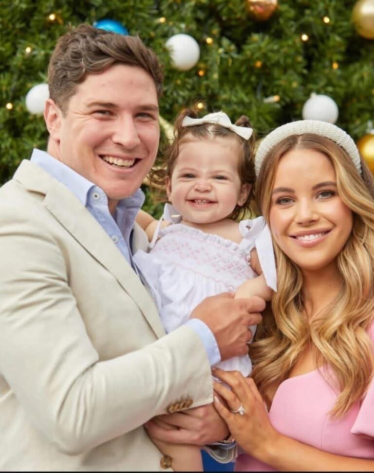 Mitchell Moses sieht sich einer Welle der Kritik ausgesetzt, nachdem er ein emotionales Geständnis über seine Partnerin und seine Tochter gemacht hat, das die Tiefe seiner Liebe und den Druck zeigt, Familie und Rugby-League-Karriere in Einklang zu bringen. In einer Welt voller greller Stadionlichter und hoher Erwartungen hat sein ehrliches Bekenntnis viele Fans berührt. Wenn ein Mann aus tiefstem Herzen spricht, hört die Welt zu — und Moses’ Hingabe an seine Familie ist zu … 👇🏿