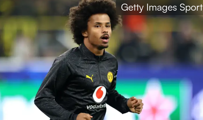 Borussia Dortmund plant offenbar, bei Karim Adeyemi einen ähnlichen Vertragskompromiss wie einst bei Erling Haaland einzugehen. Der Bundesliga-Klub befindet sich derzeit in intensiven Gesprächen mit dem deutschen Nationalspieler und dessen einflussreichem Berater Jorge Mendes. Ziel ist es, eine für beide Seiten attraktive Lösung zu finden, die Adeyemis Zukunft langfristig in Dortmund sichert und gleichzeitig Flexibilität für mögliche Optionen wahrt.