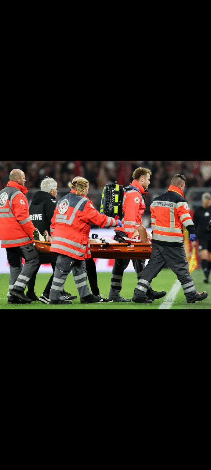 „Panik und Stille in Paris: Während des Duells zwischen Bayern München und PSG ereignete sich ein schockierender Moment, als einer der Schlüsselspieler des deutschen Rekordmeisters plötzlich auf dem Spielfeld zusammenbrach. Das Publikum verstummte, Mitspieler eilten in Panik herbei, und die heranstürmenden Sanitäter schufen eine gespenstische Szene, die den Fußball selbst zum Stillstand brachte. Niemand bewegte sich, niemand sprach – ein Stadion erstarrt vor Angst, während Millionen auf der ganzen Welt mit rasendem Herzen auf Nachrichten über den betroffenen Star warteten.“