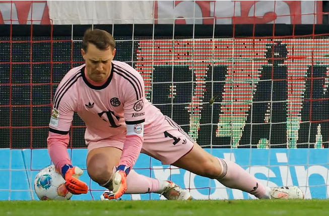 Manuel Neuer übernimmt Verantwortung nach schwerem Patzer beim 1:1 des FC Bayern gegen Union Berlin — der Rekordkeeper zeigt Selbstkritik, spricht offen über die entscheidende Szene und betont, dass solche Fehler mit Erfahrung passieren und das Team enger zusammenschweißen können.