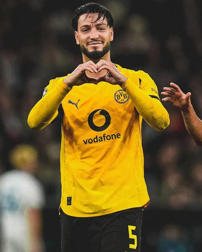 Herzlichen Glückwunsch! 🎉 Ramy Bensebaini wurde mit dem Fennec d’Or 2025 ausgezeichnet und damit als bester algerischer Spieler des Jahres geehrt. 🇩🇿⚫🟡 Der BVB-Verteidiger überzeugte mit beeindruckender Konstanz, starker Präsenz in der Defensive und wichtiger Führungsqualität für Verein und Nationalteam. #BVB