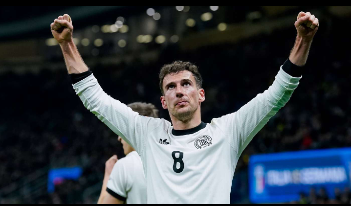 inzwischen der zweitälteste Spieler im Team bin – das hat mich ehrlich gesagt etwas überrascht. Im Laufe meiner Karriere habe ich viele Erfahrungen gesammelt, schöne wie schwierige. Jetzt möchte ich diese Erfahrungen nutzen, um die jüngeren Spieler zu unterstützen, sie zu begleiten und ihnen etwas weiterzugeben. Es ist mir wichtig, mit gutem Beispiel voranzugehen, Verantwortung zu übernehmen und der Mannschaft auf und neben dem Platz zu helfen.“