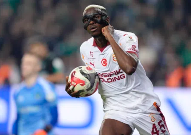 Türk gazeteciden dikkat çeken uyarı: Galatasaraylı futbolcular, Nijerya formasıyla büyük başarılara imza atan Victor Osimhen’e karşı hazırlıklı olmalı! Napoli’nin yıldızı, yükselen formu ve bitirici gücüyle dikkat çekiyor; gazeteci, Aslanların bu tempolu forvete karşı ekstra önlem almaları gerektiğini vurguladı.