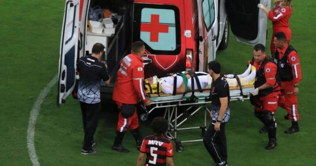 ⚡Stille über München: Bayern-Star Harry bricht nach schlimmer Verletzung zusammen – Stadion in Schock, Angst um seine Karriere wächst ⚡ Was als Abend des Triumphs begann, verwandelte sich in einen Albtraum, als Bayerns Starstürmer Harry nach einem heftigen Zusammenprall schmerzverzerrt zu Boden sank. Mitspieler erstarrten. Die Fans hielten den Atem an. Sekunden später rannten Sanitäter über den Platz, während eine unheimliche Stille das Stadion erfüllte. Flüsternde Stimmen gingen durch die Reihen – hatten sie gerade das Ende einer glanzvollen Karriere miterlebt? Die Wahrheit bleibt ungewiss und liegt wie ein Schatten über München in dieser Nacht.