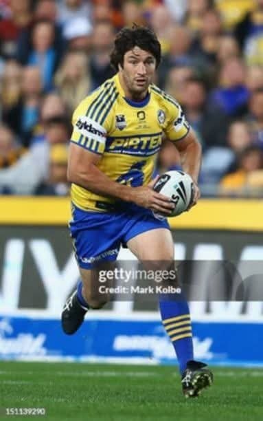 Eilmeldung: Es ist vollbracht! Die Parramatta Eels haben bekannt gegeben, dass die Vereinslegende Nathan Hindmarsh 2025 als Director of Football zurückkehrt. In einer monumentalen Entscheidung erklärten sowohl CEO Jim Sarantinos als auch der Vorsitzende, dass der ehemalige Kapitän und langjährige Publikumsliebling erneut eine Schlüsselrolle im Klub übernehmen wird. Hindmarshs Rückkehr soll frischen Schwung bringen und die sportliche Zukunft des Teams nachhaltig stärken. Die Fans reagieren begeistert und erwarten bedeutende Impulse für die kommende Saison und eine neue Ära des Erfolgs.