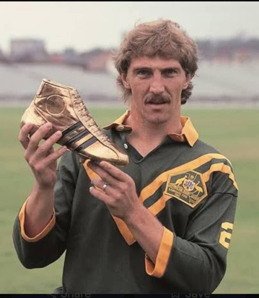 EILMELDUNG: Brett Kenny, die legendäre Parramatta-Ikone, gilt als einer der größten Rugby-League-Spieler aller Zeiten. Als vielseitiger Spielmacher beherrschte er beide Hemisphären, glänzte in der NRL ebenso wie auf internationaler Bühne und prägte eine Ära voller technischer Brillanz. Sein überragendes Spielverständnis, seine Kreativität und seine Fähigkeit, Partien im Alleingang zu entscheiden, machten ihn zu einem echten Maestro. Heute steht Kenny verdient unter den ganz Großen des Sports und bleibt ein zeitloses Vorbild.