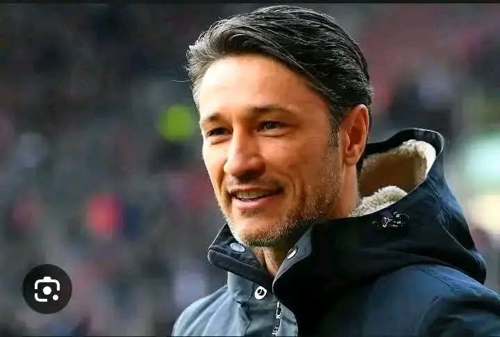 In Dortmund herrscht doppelte Freude: In dieser fiktiven Geschichte begrüßt BVB-Coach und Klubikone Niko Kovač gemeinsam mit seiner langjährigen Ehefrau, der Tochter einer deutschen Fußballlegende, Zwillinge. 👶👶❤️ Das Paar feiert diesen besonderen Moment voller Stil und Glück, während die Fans online völlig aus dem Häuschen sind. In den sozialen Medien überschlagen sich die Glückwünsche, und Dortmund verwandelt sich in ein Zentrum der Emotionen. Ein Tag voller reiner Freude für den Verein und seine Anhänger.