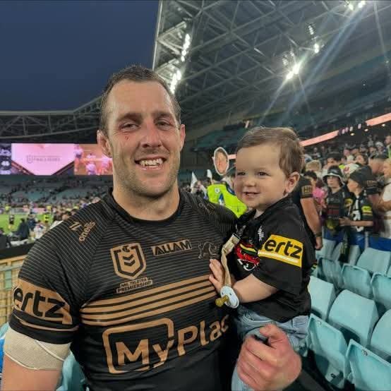 Die NRL-Welt hat Isaah Yeo herzlich zu seiner Hochzeit mit seiner langjährigen Partnerin Ashleigh gratuliert. In einer wunderschönen Zeremonie gaben sich beide das Jawort, was große Freude bei Fans und Teamkollegen auslöste. Der Panthers-Kapitän hatte seiner Partnerin bereits vor einiger Zeit einen rührenden Heiratsantrag gemacht, und nun feierten sie gemeinsam diesen besonderen Meilenstein ihres Lebens. Viele Gäste aus dem NRL-Umfeld waren anwesend und teilten ihre Glückwünsche in den sozialen Medien, wodurch der Tag noch unvergesslicher wurde für das glückliche Paar heute.