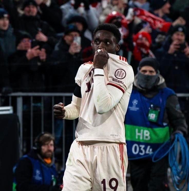 Alphonso Davies steht kurz vor seiner Rückkehr und könnte bereits die ersten Minuten gegen Mainz bestreiten. Außerdem wird er am Dienstag auf der Champions-League-Liste gegen Lissabon stehen. Er wirkt mental stark, fokussiert und bereit, ohne Druck zurückzukommen. Alles deutet darauf hin, dass er nach seiner Pause noch stärker und entschlossener auftreten wird, um der Mannschaft neuen Schwung zu geben. Diese Entwicklung freut Fans und Verein gleichermaßen, denn sie hoffen auf rasche Stabilität, zusätzliche Qualität und wichtige Impulse im Saisonendspurt zurück.